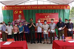 Quân khu: Bàn giao 2 nhà tình nghĩa tặng đối tượng chính sách